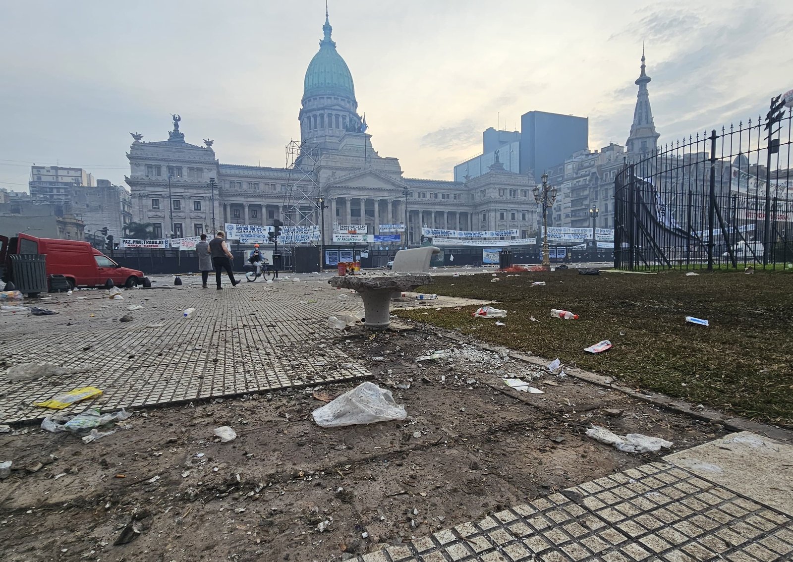 La Ciudad puso en marcha un plan intensivo de limpieza tras los destrozos en el Congreso