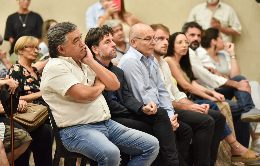 Ghi, Grana y Larroque presentes en la entrega de 99 escrituras en el distrito