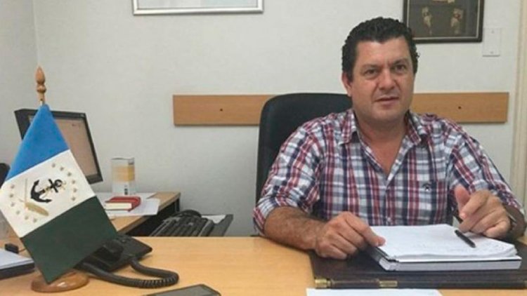 Chau al funcionario que autorizó la compra con sobre precios.