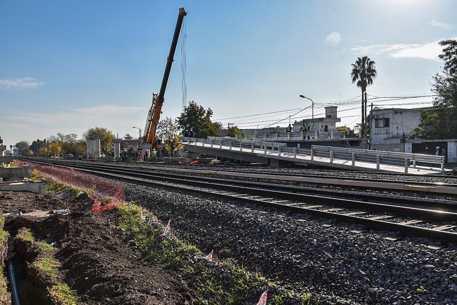 Trenes Argentinos instala el primero de los 13 puentes modulares sobre las vías del ferrocarril Sarmiento